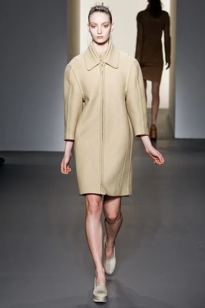 Look 16